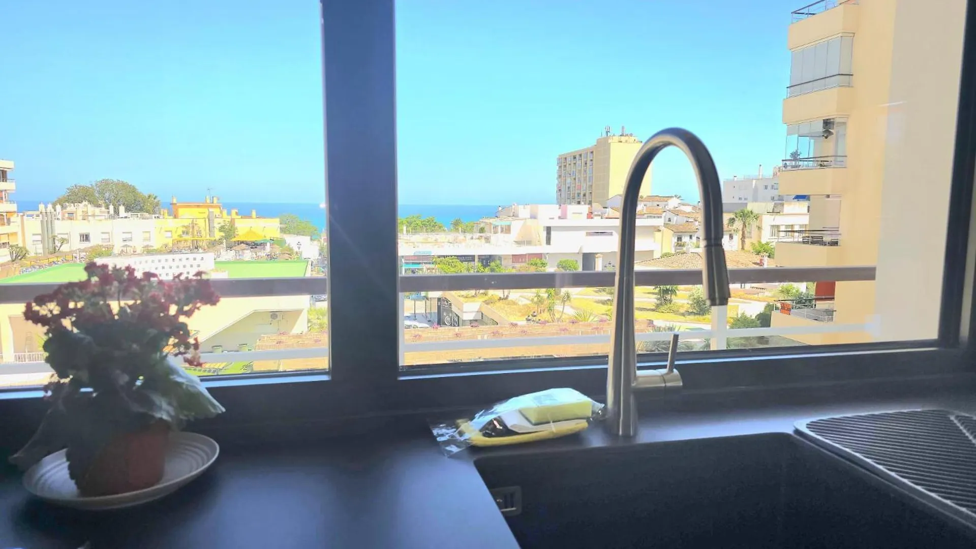 Rivendale 2 Bedroom 2 Bathroom With Balcony And Sea Views In The Nogalera Complex By Namaste Elite Торремолинос Апартаменты